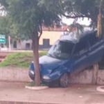 Carro roubado cai em ribanceira após tentativa de fuga em São João dos Patos-MA